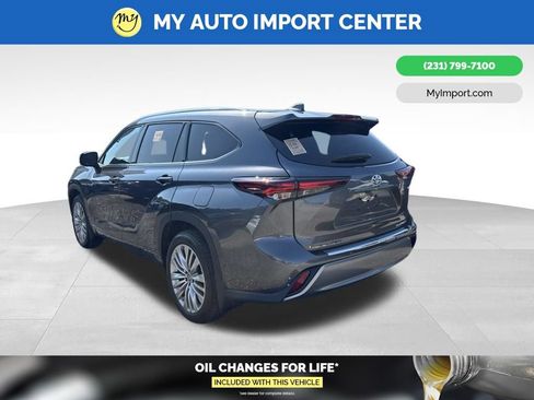 Used 2025 Toyota Highlander Platinum AWD/4WD image 4