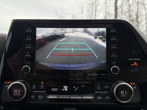 Used 2020 Toyota Highlander XLE image 3