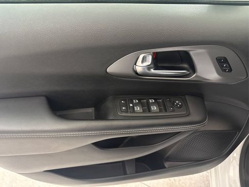 Used 2025 Chrysler Pacifica Select FWD image 32