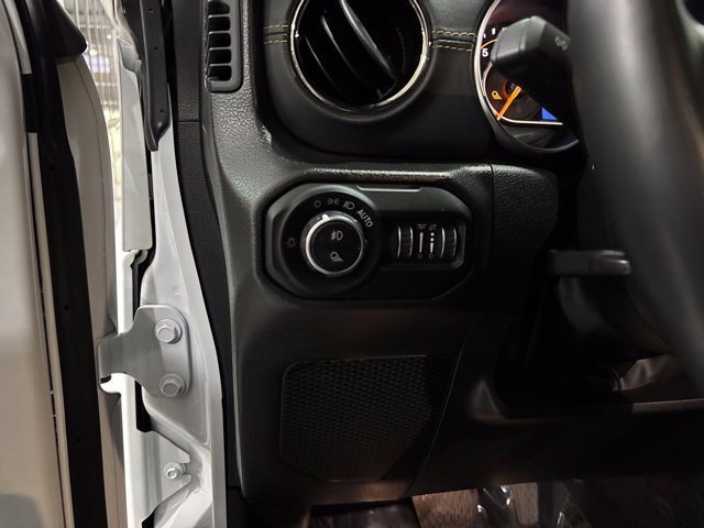 Used 2022 Jeep Gladiator Overland AWD/4WD image 13
