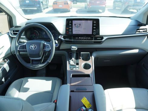 Used 2023 Toyota Sienna XLE image 2