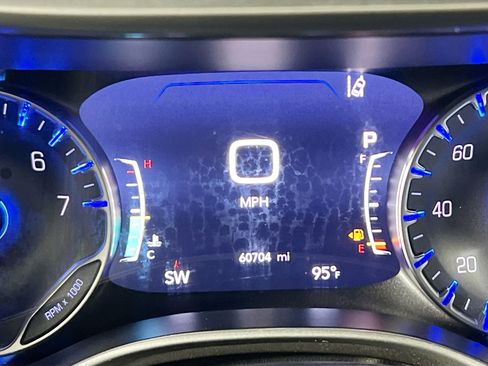 Used 2023 Chrysler Pacifica Touring-L FWD image 23