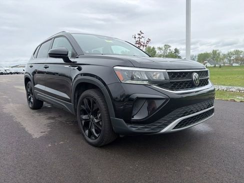 Used 2023 Volkswagen Taos SE w/ Black Wheel Package image 1