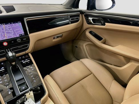 Certified 2026 Porsche Macan AWD/4WD image 24