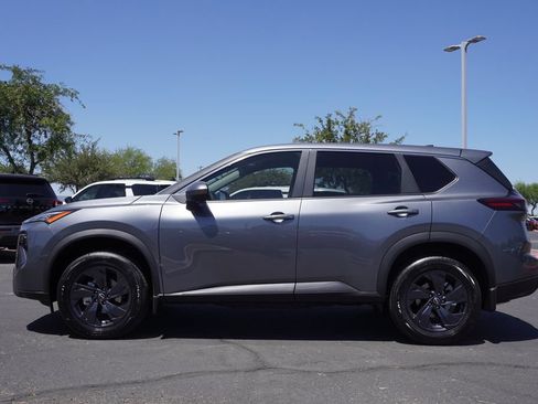 Used 2026 Nissan Rogue SV FWD image 2