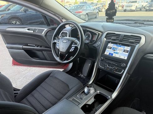 Used 2017 Ford Fusion SE w/ Fusion SE Technology Package FWD image 10