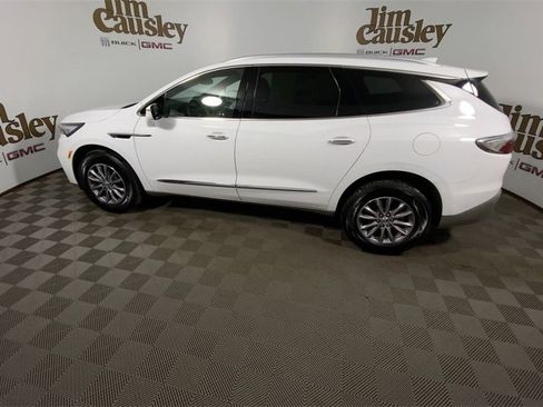 Used 2023 Buick Enclave Essence image 5