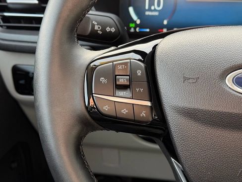 Certified 2025 Ford Escape Platinum AWD/4WD image 10