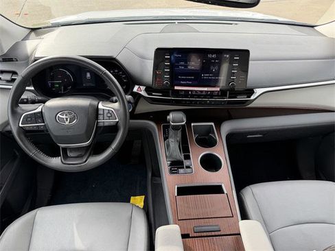 Certified 2024 Toyota Sienna XLE image 9