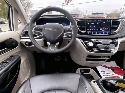 Used 2024 Chrysler Pacifica Touring-L image 14