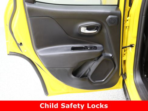 Used 2023 Jeep Renegade Latitude w/ Sun & Fun Group image 25