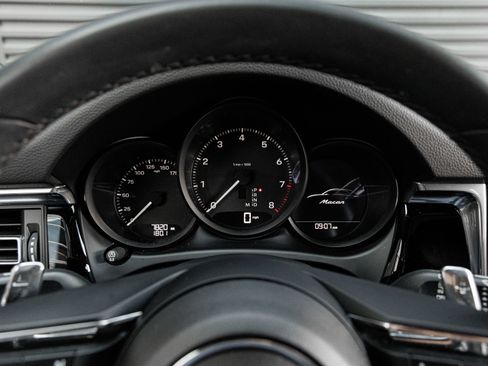Used 2025 Porsche Macan AWD/4WD image 18