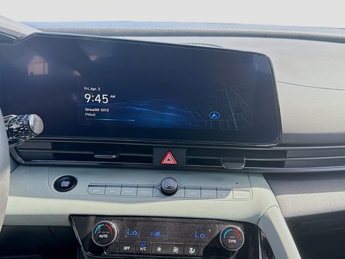 Used 2025 Hyundai Elantra Limited image 12