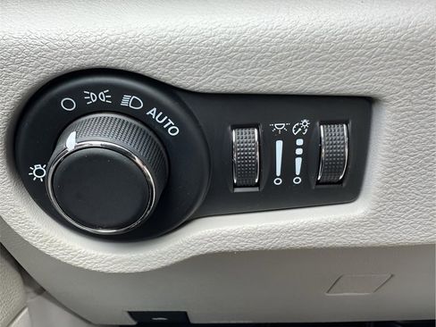 Used 2023 Chrysler Voyager LX image 22