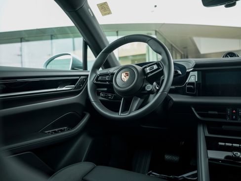 Certified 2025 Porsche Macan Electric image 25