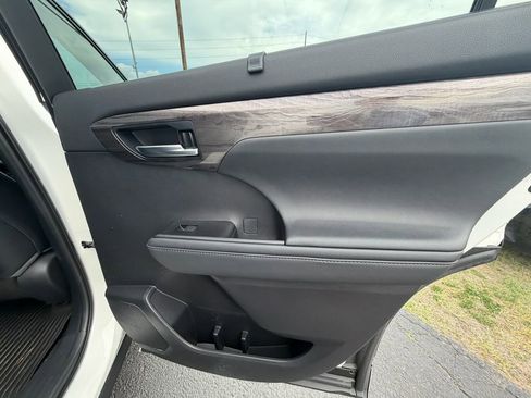 Used 2020 Toyota Highlander Platinum image 17