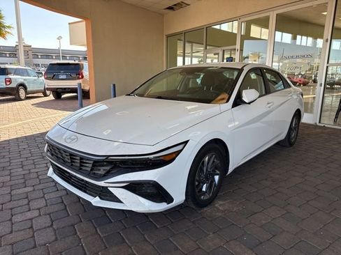 Used 2024 Hyundai Elantra SEL image 1