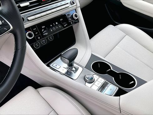 Used 2025 Genesis G70 2.5T RWD image 30