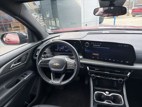 Used 2025 Chevrolet Traverse LT image 8