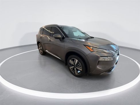 Used 2023 Nissan Rogue SL w/ SL Premium Package image 2