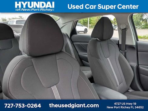 Used 2025 Hyundai Elantra SE w/ Cargo Package FWD image 6