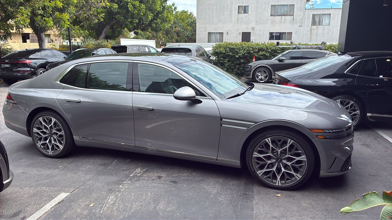 Used 2023 Genesis G90 3.5T AWD/4WD image 2