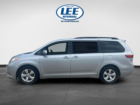 Used 2016 Toyota Sienna LE FWD image 6