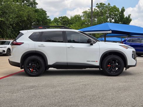 Used 2026 Nissan Rogue SV AWD/4WD image 2