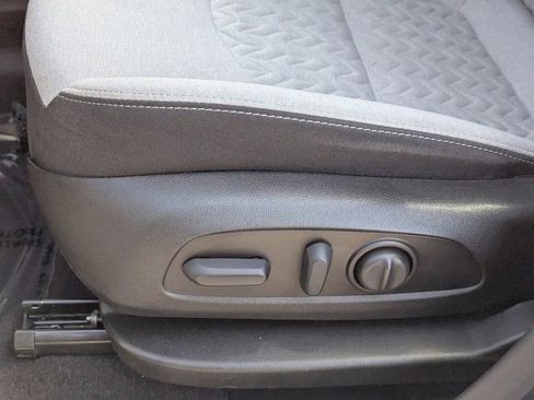 Used 2022 Chevrolet Equinox LT w/ Driver Convenience Package FWD image 18