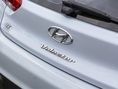 Used 2020 Hyundai Veloster Turbo R-Spec image 9