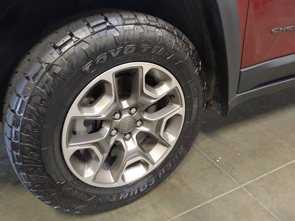 Used 2021 Jeep Cherokee Trailhawk w/ Comfort/Convenience Group AWD/4WD image 31