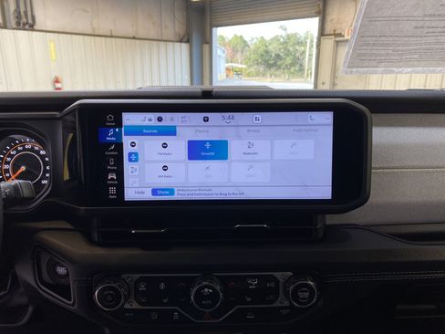 Used 2025 Jeep Wrangler Sahara image 40