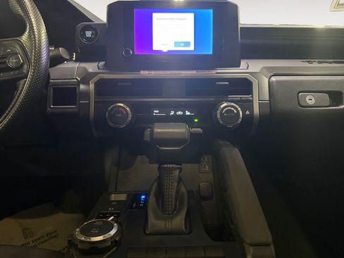 Used 2025 Toyota Tacoma SR5 AWD/4WD image 18