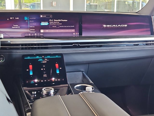 Used 2025 Cadillac Escalade ESV Luxury RWD image 18