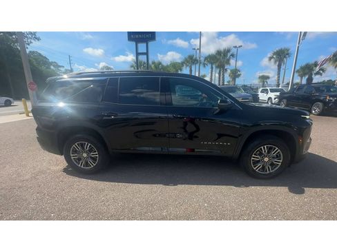 Used 2025 Chevrolet Traverse LT FWD image 9