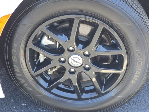 Used 2024 Chrysler Pacifica Touring FWD image 3
