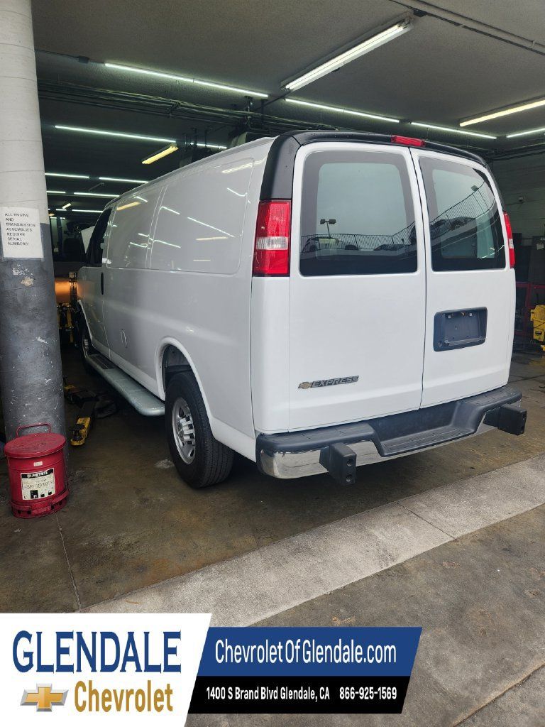 Used 2025 Chevrolet Express 2500 w/ Driver Convenience Package RWD image 4
