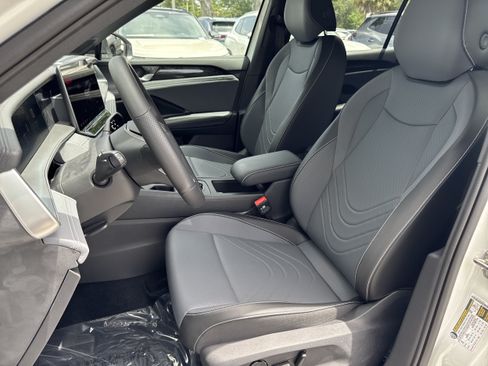 New 2026 Volkswagen Tiguan SE R-Line FWD image 21