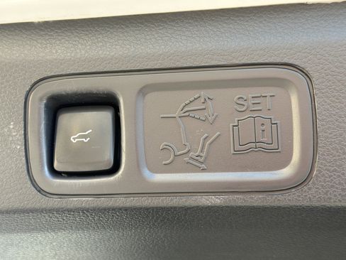 Used 2023 Ford Expedition Limited AWD/4WD image 6