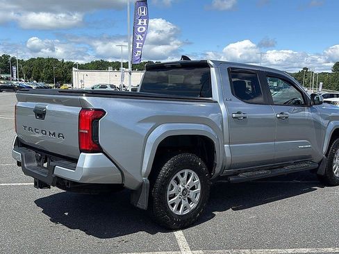 Used 2025 Toyota Tacoma SR5 AWD/4WD image 5