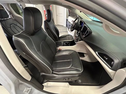 Used 2023 Chrysler Pacifica Limited image 39