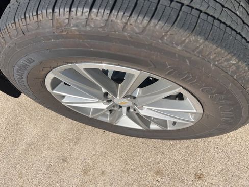 Used 2023 Chevrolet Traverse LT image 13