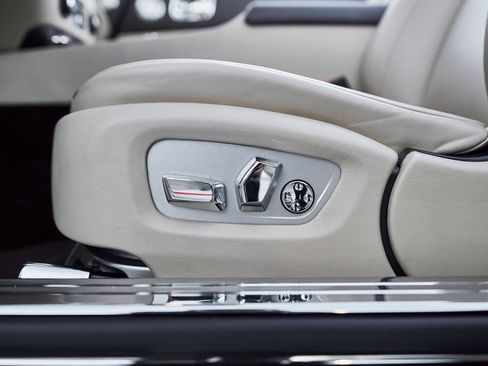 Used 2017 Rolls-Royce Dawn image 36