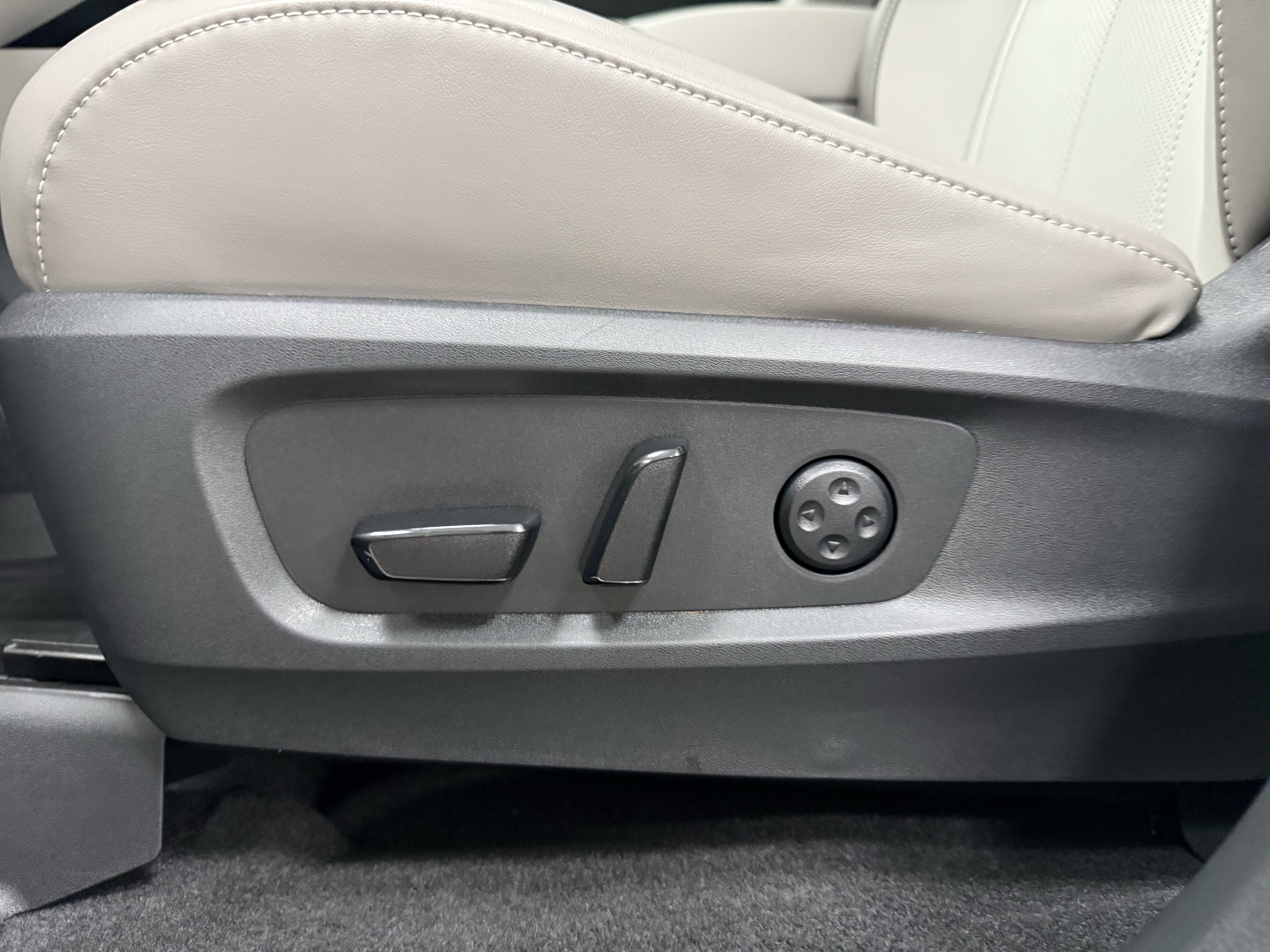 Used 2027 INFINITI QX60 Luxe w/ Cargo Package FWD image 28