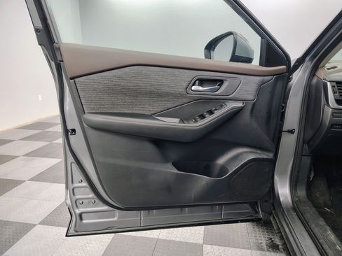 Used 2023 Nissan Rogue SV image 9