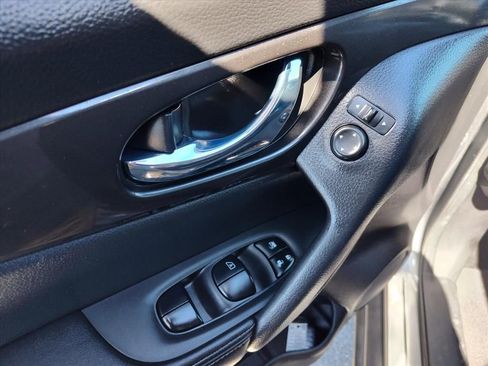 Used 2020 Nissan Rogue SV FWD image 16