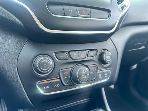 Used 2020 Jeep Cherokee Latitude Plus AWD/4WD image 31