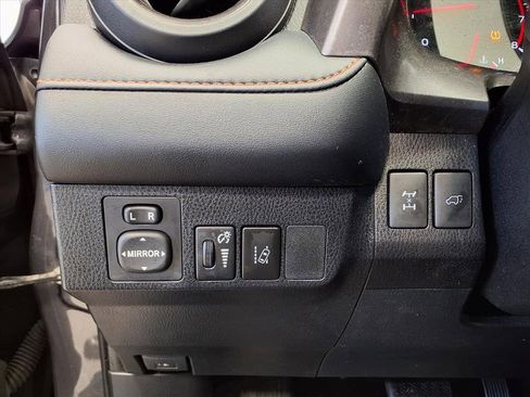 Used 2018 Toyota RAV4 SE image 15