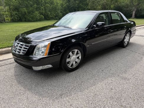 Used 2006 Cadillac DTS w/ Trunk Convenience Package FWD image 1