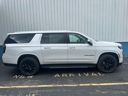 Used 2025 Chevrolet Suburban Premier AWD/4WD image 2